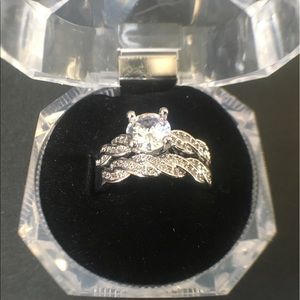 NWT. Wedding Ring Set